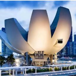 Архитектура и освещение Музея искусства и науки в Сингапуре („Art Science Museum Singapour “).